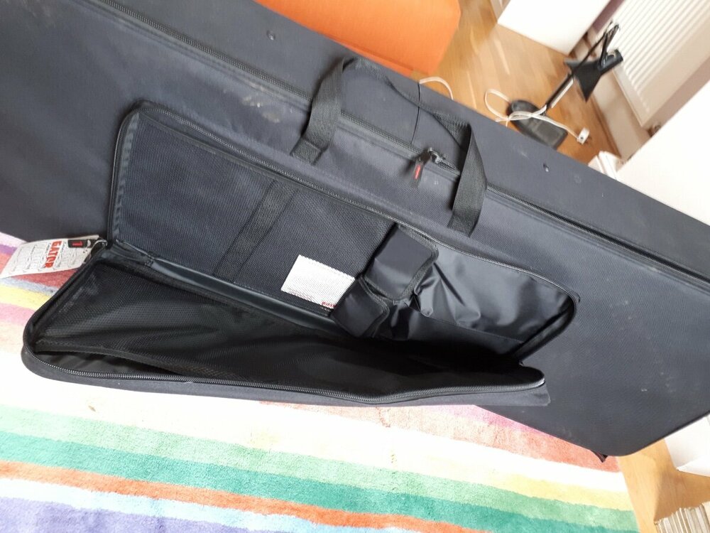 case with side pockets.jpg