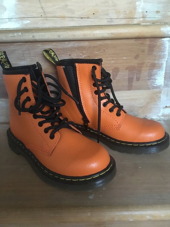dr.martens01.thumb.JPG.92bc35632c446b6f934f7266b0fe3d3f.JPG