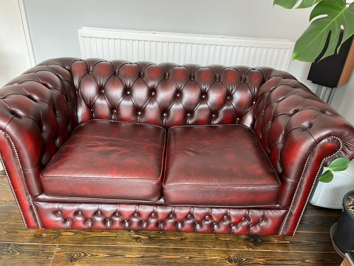 2 seater best sale chesterfield sofa oxblood