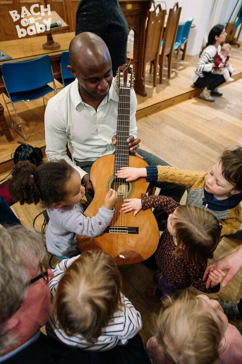 © Bach to Baby 2017_Alejandro Tamagno_Wanstead_2017-01-31 042 ahmed guitar interaction.jpg
