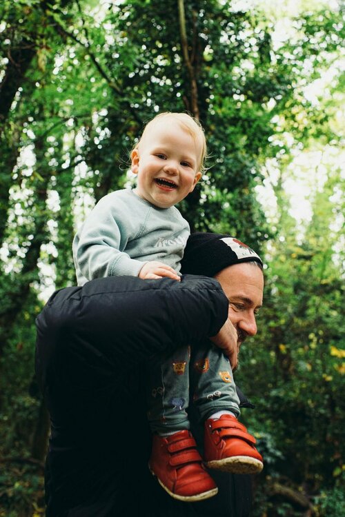 dulwich-family-portrait-nunhead-boy-on-shoulders-dad-park-london.jpg