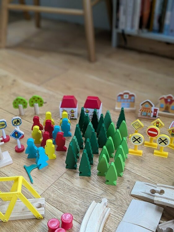 trees, signs and accessories for trains.jpg