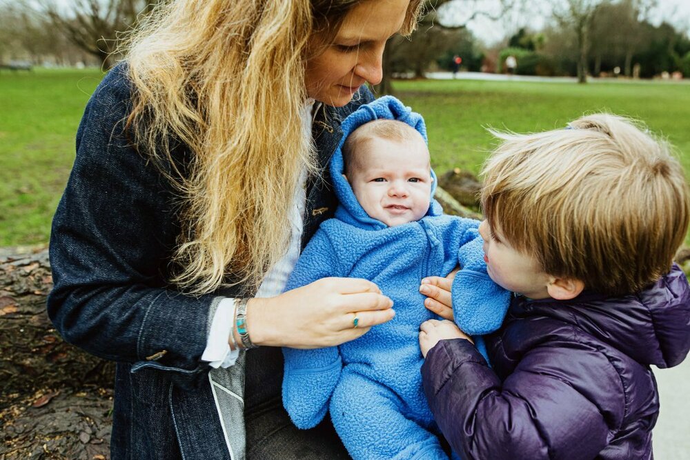 london-unposed-photography-mother-children-park-stoke-newington.jpg