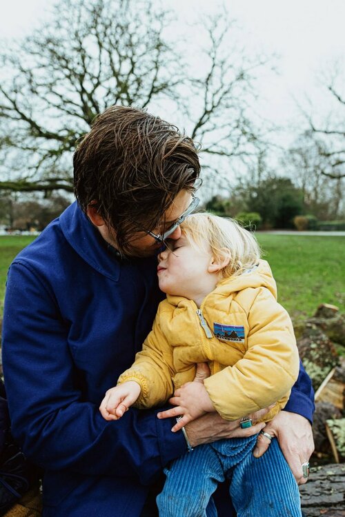 natural-family-photos-london-stoke-newington-dad-kissing-dauther-forehead-clissold-park-photoshoot.jpg