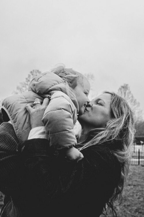 stoke-newington-natural-family-photography-mum-kissing-daughter-in-park-london.jpg