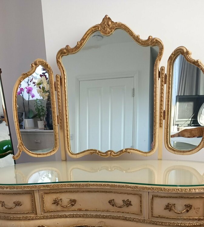 dressing table 2.jpg