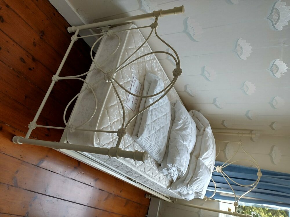 single bed 1.jpg