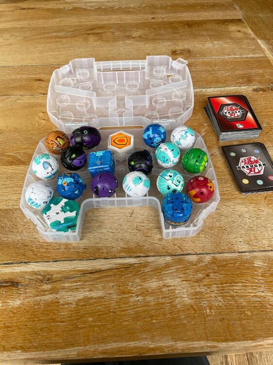 Bakugan2.thumb.JPG.e7ac64f8bbd59d4c40f39691faaee4f6.JPG