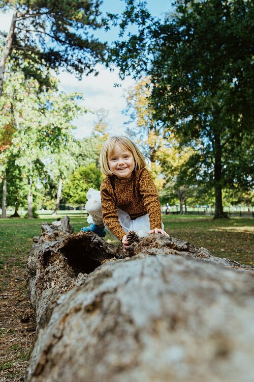 Dulwich-family-lifestyle-photographer-capturing-girl-playing-in-park-Autumn-day-Peckham_Rye.jpg