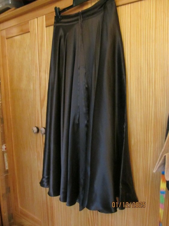 Garment 4.Laura Ashley.100% silk circular skirt.size 8.JPG