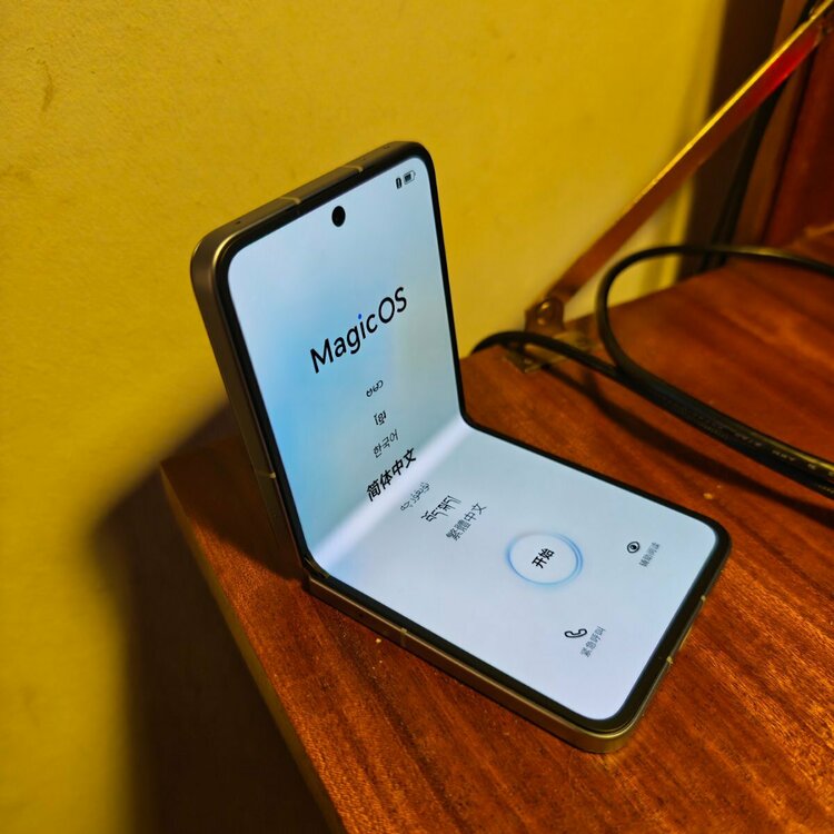 Honor Magic V Flip 2 limited edition (6).jpg